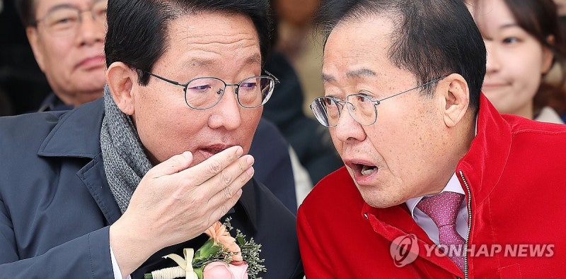 대화 나누는 <b>김상훈</b>-홍준표