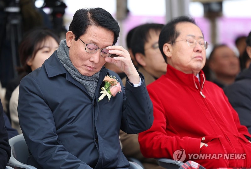 안경 고쳐쓰는 <b>김상훈 의원</b>
