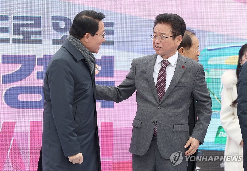 대화 나누는 <b>김상훈</b>-이철우