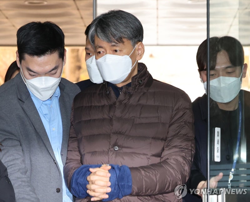 수갑 차고 영장심사 나온 <b>경찰청장</b>…<b>구속</b> 여부 밤늦게 결정
