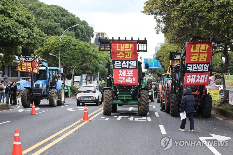 <b>트랙터 시위</b> 나선 제주 <b>농민</b>들