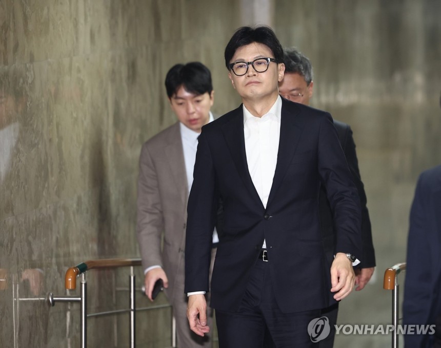 당 대표실 향하는 국민의힘 한동훈 대표 (서울=연합뉴스) 류영석 기자 = 국민의힘 한동훈 대표가 전날 서울 여의도 국회에서 당 대표실로 향하고 있다. 2024.12.12 ondol@yna.co.kr