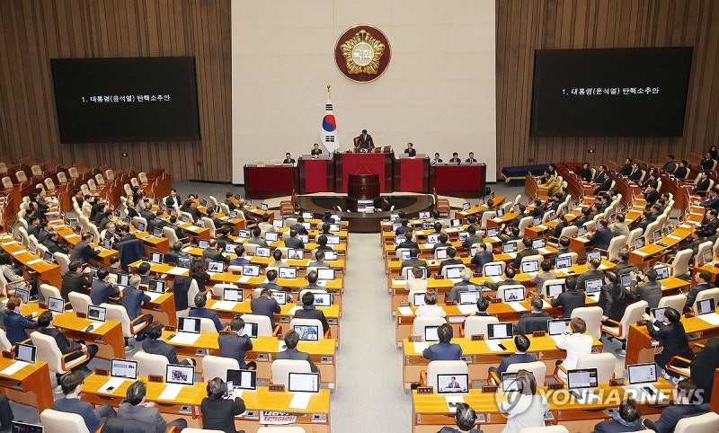 [2보] 국회, 尹대통령 <b>탄핵안 가결</b>…헌정사 세 번째 탄핵소추