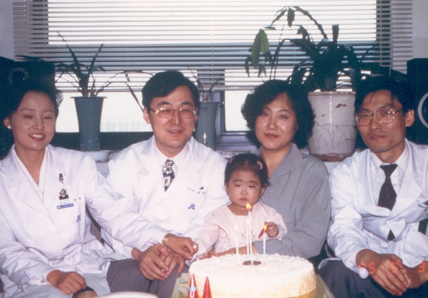1995년 5월 주치의인 김경모 교수(왼쪽 두번째) 등 의료진이 생후 15개월이던 이지원 씨의 퇴원을 축하하고 있다. [서울아산병원 제공]