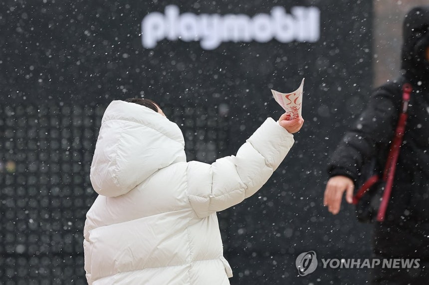 Happy with the Snow
(Seoul=Yonhap News) Reporter Shin Hyun-woo = On the afternoon of the 16th, a child enjoys the snow at Gwanghwamun Square in Seoul. 2024.12.16 nowwego@yna.co.kr