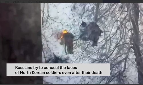 <b>젤렌스키</b>, <b>북한군</b> 추정 영상 공개…"전사자 얼굴까지 소각"