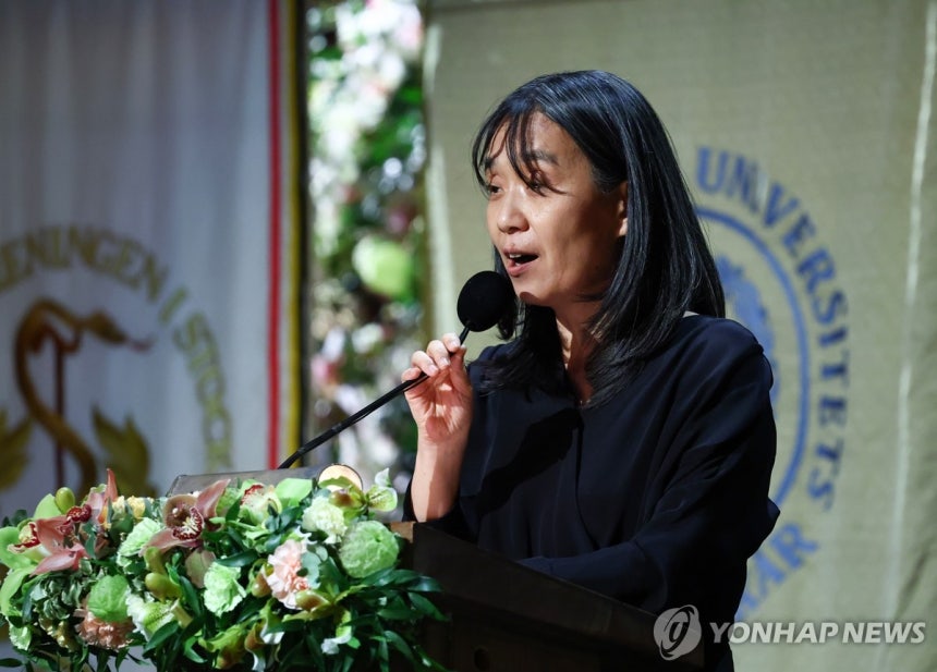 수상 소감 밝히는 한강
(스톡홀름=연합뉴스) 김도훈 기자 = 2024 노벨문학상 수상자인 한강 작가가 10일(현지시간) 스웨덴 스톡홀름 시청사에서 열린 연회에서 수상 소감을 밝히고 있다. 2024.12.11 supe