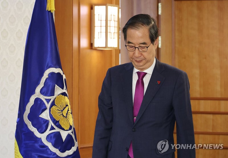 <b>한덕수</b> 권한대행, <b>크리스마스</b> 씰 증정식 참석