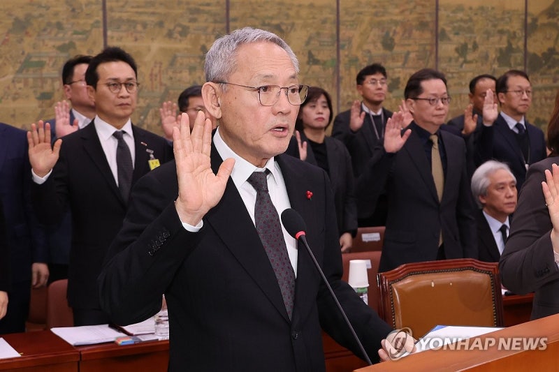 증인선서 하는 <b>유인촌</b> 문체부 <b>장관</b>