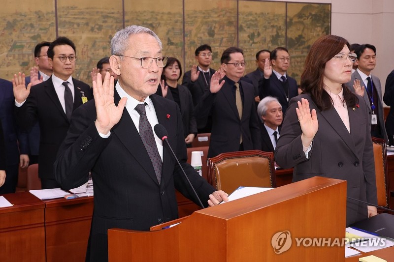 증인선서 하는 <b>유인촌</b> 문체부 <b>장관</b>