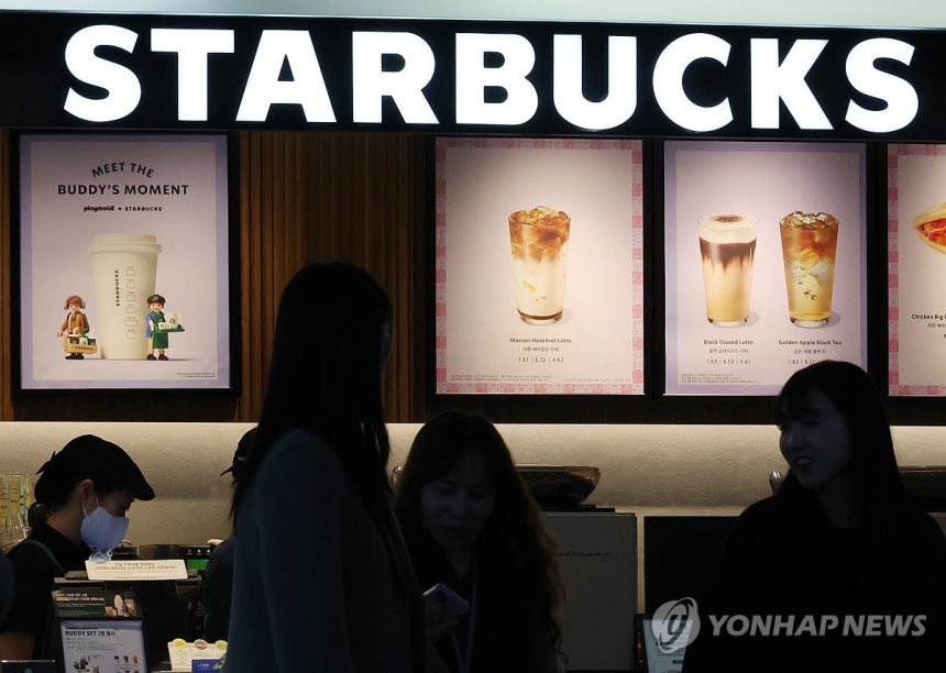 스타벅스 매장
(서울=연합뉴스) 한상균 기자 = 28일 서울 시내에서 시민들이 스타벅스 음료를 마시고 있다.<BR>  2024.10.28 xyz@yna.co.kr