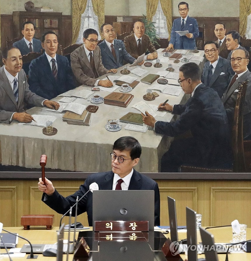 의사봉 두드리는 이창용 한은 총재<br>(서울=연합뉴스) 이창용 한국은행 총재가 28일 서울 중구 한국은행에서 열린 금융통화위원회에서 의사봉을 두드리고 있다. 2024.11.28 [사진공동취재단] photo@yna.co.