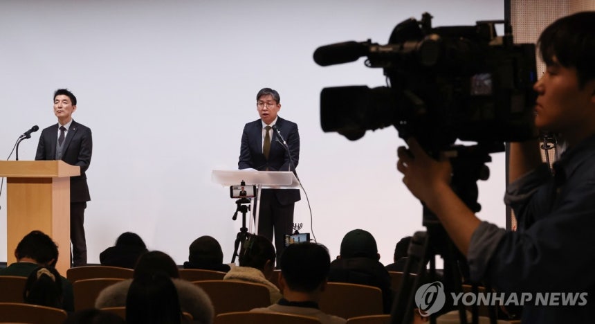 김용현 전 국방부 장관 변호인단 기자회견 (서울=연합뉴스) 이진욱 기자 = 김용현 전 국방부 장관 변호인단인 유승수(오른쪽), 이하상 변호사가 26일 오전 서울 서초구 한국컨퍼런스센터에서 기자회견을 하고 있다. 20