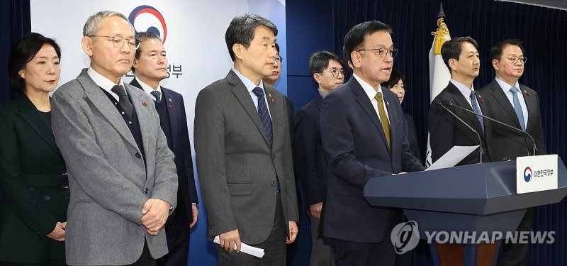 <b>최상목 부총리</b>, <b>한덕수</b> 권한대행 <b>탄핵</b>에 대한 입장 발표
