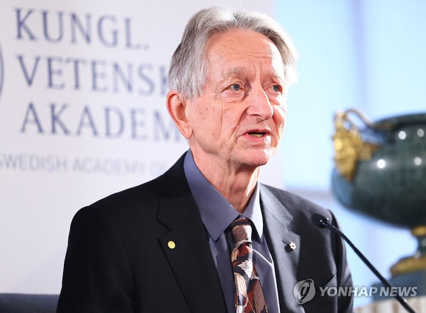 取材陣質問に答えるジェプリヒントン教授<br />
(ストックホルム=連合ニュース) キム・ドフン記者 = 7日(現地時間) スウェーデンストックホルム王立科学翰林院で開かれた 2024 ノベル経済学上・化学上・物理学上受賞者共同記者会見でノベル物理学上受賞者