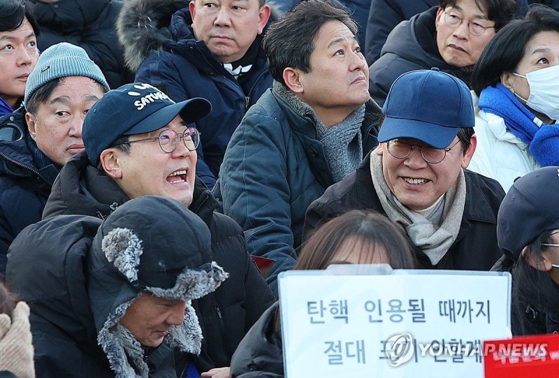 <b>촛불집회 참석</b>한 <b>이재명</b> 대표