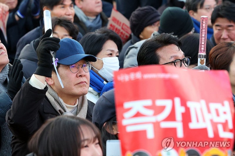<b>촛불집회 참석</b>한 <b>이재명</b> 대표