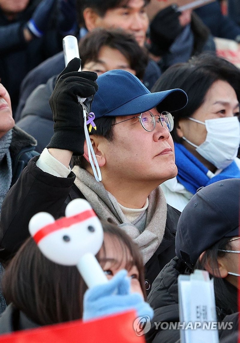 <b>촛불집회 참석</b>한 <b>이재명</b> 대표