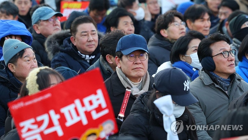 <b>촛불집회 참석</b>한 <b>이재명</b> 대표