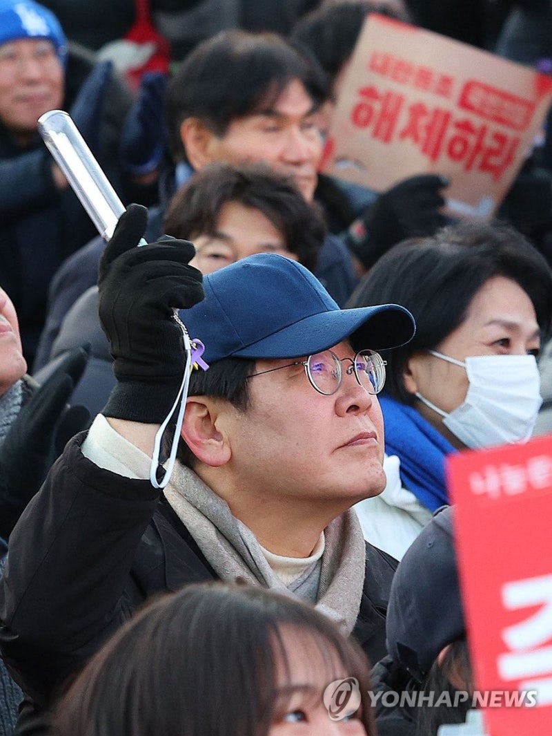 <b>촛불집회 참석</b>한 <b>이재명</b> 대표