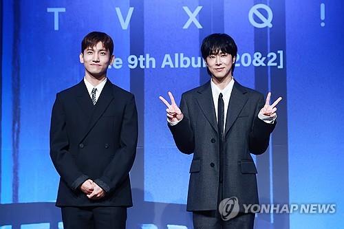 그룹 동방신기
(서울=연합뉴스) 진연수 기자 = 그룹 동방신기가 2023년 12월 26일 오후 서울 영등포구 콘래드 호텔에서 열린 정규 9집 '20&2' 발매 기념 기자회견에서 포즈를 취하고 있다. 2023.12.2
