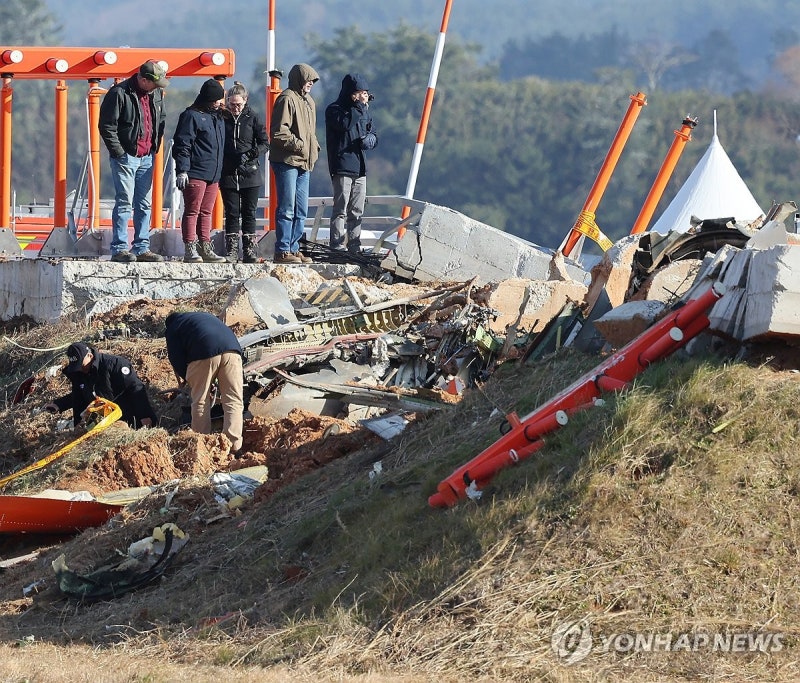 <b>국토부</b> "최초부터 콘크리트 둔덕…양쪽 엔진 고장나면 랜딩기어 문제"(...