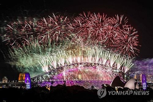 "최악 딛고 새출발"…지구촌, 혼란·고통 속 희망찾아 새해맞이