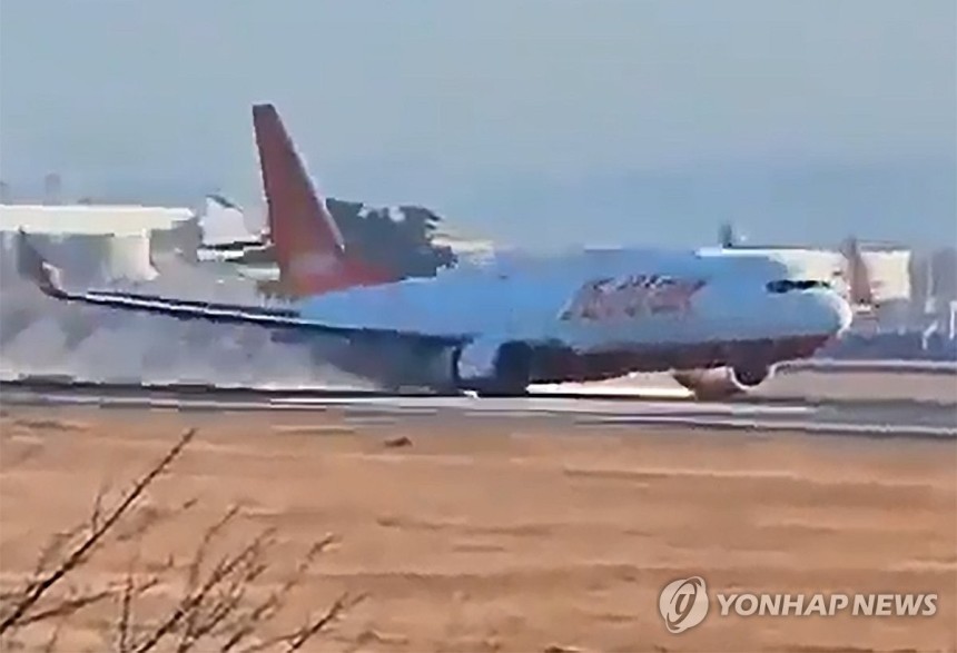 무안 공항 활주로에 동체 착륙하는 제주항공 항공기 [독자 제공. 재판매 및 DB 금지]