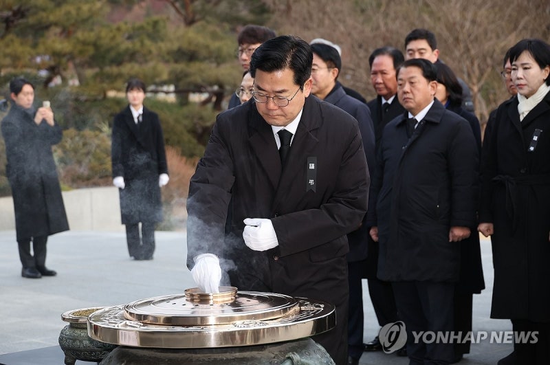<b>더불어민주당 박찬대 원내대표</b>, <b>현충탑 참배</b>