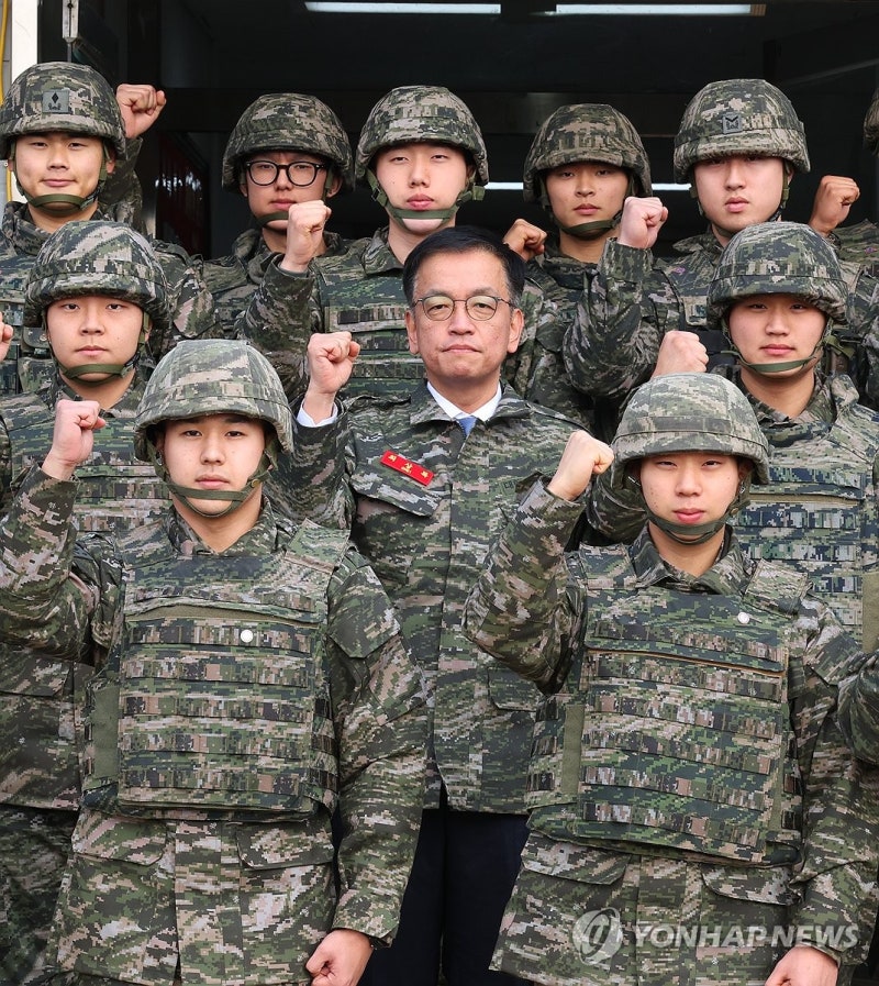 <b>최상목</b> 권한대행, <b>해병대</b> 장병들과 함께