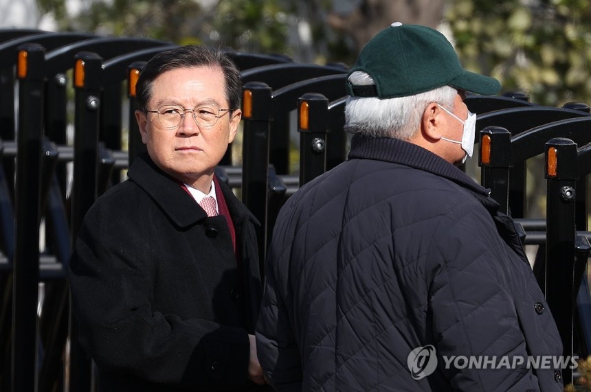 한남동 관저 도착한 김홍일 윤갑근 변호사(서울=연합뉴스) 김성민 기자 = 고위공직자범죄수사처가 윤석열 대통령의 체포영장 집행에 나선 3일 서울 한남동 대통령 관저 입구에 윤 대통령측 김홍일(오른쪽), 윤갑근 변호사