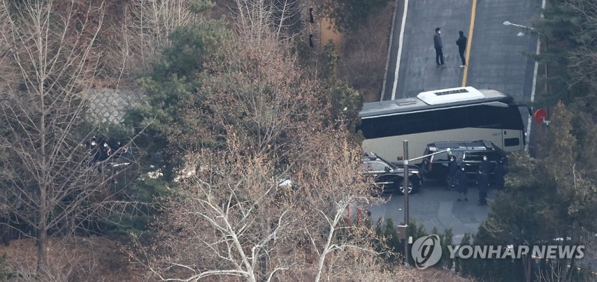 차량으로 막힌 관저 경내 도로 (서울=연합뉴스) 김인철 기자 = 고위공직자범죄수사처가 윤석열 대통령의 체포영장 집행에 나선 3일 서울 용산구 한남동 대통령 관저 경내 도로를 대통령 경호 인원들이 차량으로 막고 있다.