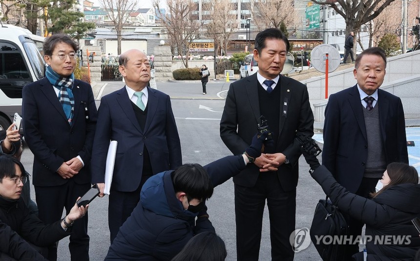 취재진 질문에 답하는 국회측 법률대리인단 (서울=연합뉴스) 임화영 기자 = 윤석열 대통령의 탄핵심판 사건 2회 변론준비기일인 3일 오후 국회측 법률대리인단 공동 대표 김이수 전 헌법재판관(오른쪽부터), 정청래 국회
