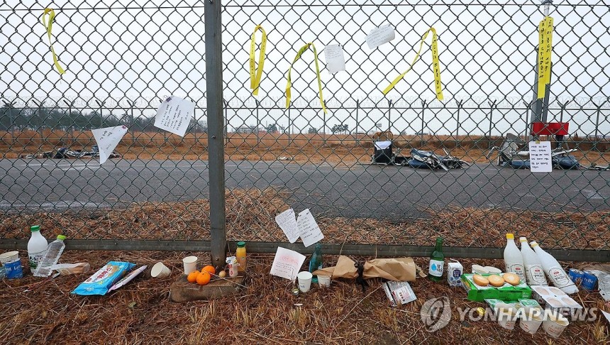 탑승객 추모하는 음식들 (무안=연합뉴스) 김도훈 기자 = 제주항공 여객기 참사 8일째인 5일 비가 내리는 무안국제공항 사고 현장 인근 울타리에 탑승객을 추모하는 음식과 술 등이 놓여 있다. 2025.1.5 super