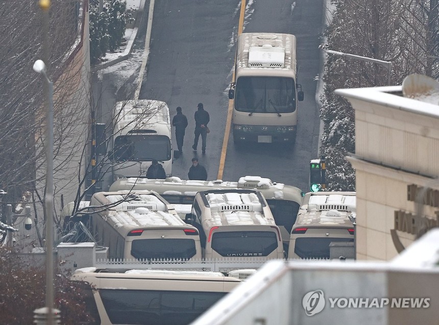 버스로 막힌 대통령 관저 입구 (서울=연합뉴스) 류영석 기자 = 윤석열 대통령의 체포영장 유효기간 만료를 하루 앞둔 5일 오후 서울 용산구 한남동 대통령 관저 입구가 버스들로 가로막혀 있다. 2025.1.5 ondo