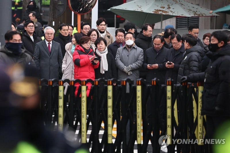 與<b>의원</b> 30여명, '尹영장 저지' <b>관저</b> <b>집결</b>…지도부는 거리두기