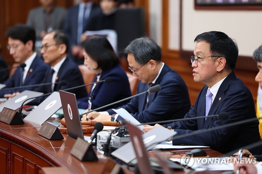 최상목 권한대행 주재 국무회의 (서울=연합뉴스) 홍해인 기자 = 최상목 대통령 권한대행 부총리 겸 기획재정부 장관이 7일 정부서울청사에서 열린 국무회의를 주재하고 있다. 2025.1.7 [대통령실통신사진기자단] hi