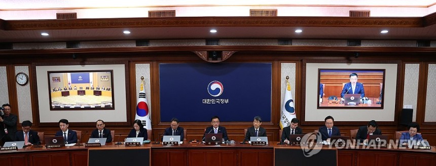 최상목 권한대행 주재 국무회의 (서울=연합뉴스) 홍해인 기자 = 최상목 대통령 권한대행 부총리 겸 기획재정부 장관이 7일 정부서울청사에서 열린 국무회의를 주재하고 있다. 2025.1.7 [대통령실통신사진기자단] hi