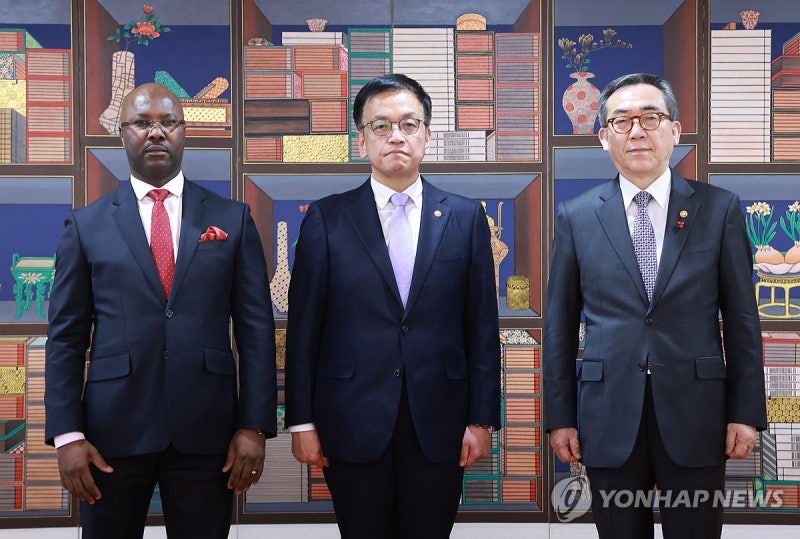 <b>최상목 권한대행</b>, 주한가봉대사 <b>신임장 제정식</b>