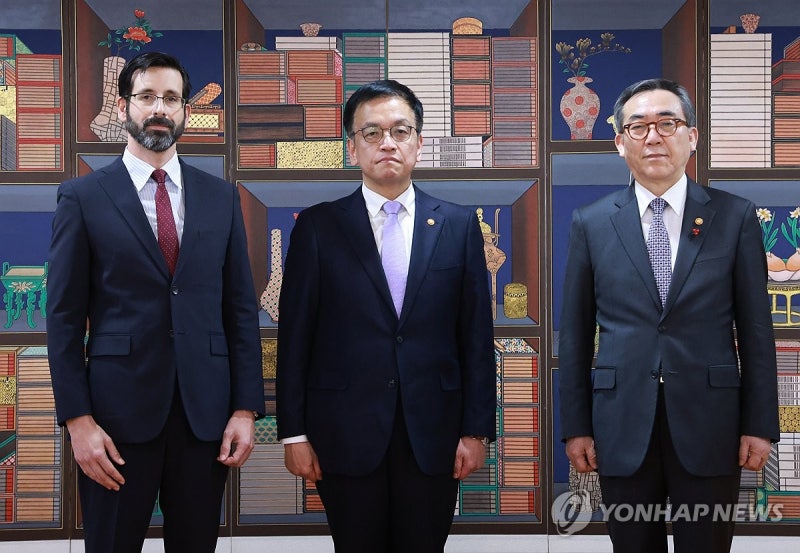 <b>최상목 권한대행</b>, 주한쿠바대사 <b>신임장 제정식</b>