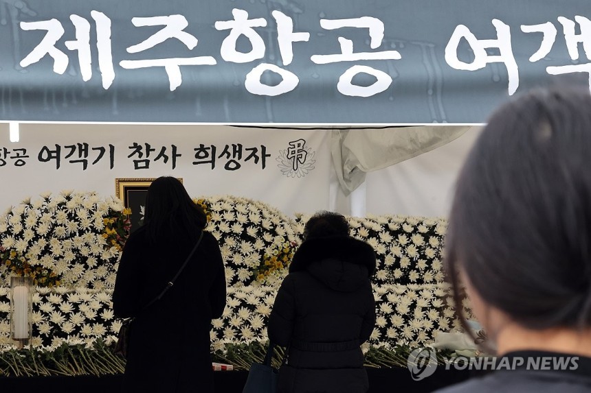 슬픔에 잠긴 광주 (광주=연합뉴스) 김혜인 기자 = 제주항공 참사 국가애도기간 마지막 날인 4일 오후 광주 동구 5·18민주광장에 설치된 합동분향소에서 시민들이 추모하고 있다. 2025.1.4 in@yna.co.kr