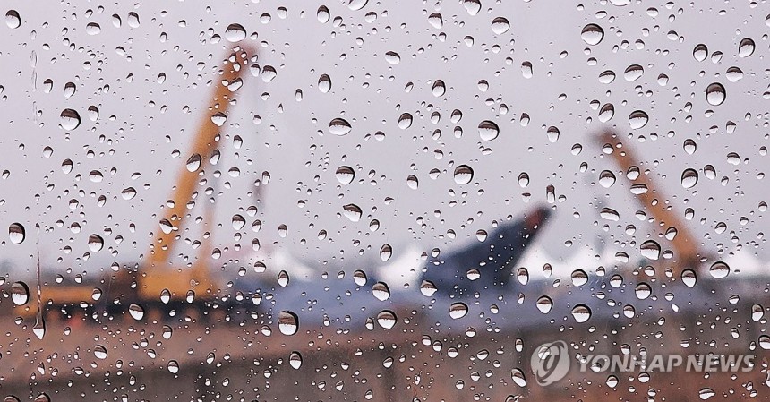 비내리는 무안국제공항 (무안=연합뉴스) 김도훈 기자 = 제주항공 여객기 참사 8일째인 5일 오전 차량에 맺힌 빗방울 너머로 무안국제공항 사고 현장이 보인다. 2025.1.5 superdoo82@yna.co.kr