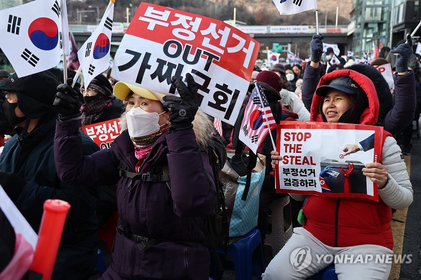 대통령 탄핵 반대 목소리 내는 보수단체 (서울=연합뉴스) 윤동진 기자 = 7일 오후 서울 한남동 대통령 관저 인근에서 탄핵 무효를 촉구하는 집회가 열리고 있다. 2025.1.7 mon@yna.co.kr