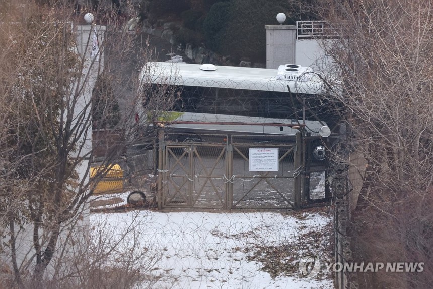 쇠사슬로 보강된 대통령 관저 앞 철조망 (서울=연합뉴스) 서대연 기자 = 고위공직자범죄수사처가 윤석열 대통령에 대한 체포영장을 다시 발부받은 다음 날인 8일 오전 서울 용산구 한남동 대통령 관저로 향하는 도로 앞 철