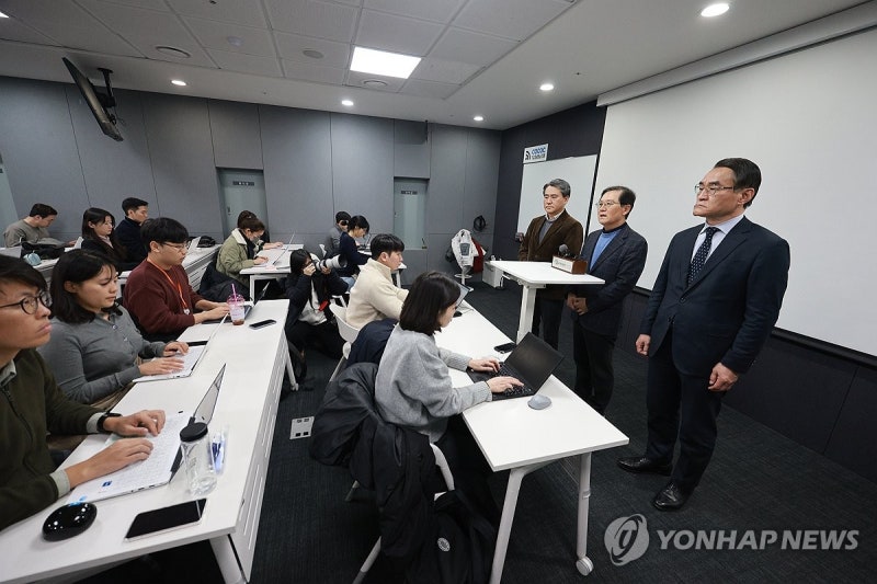 <b>윤갑근 변호사</b>, <b>기자간담회</b>서 발언