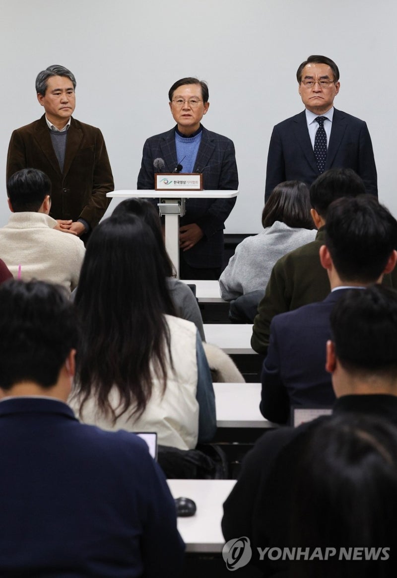<b>윤갑근 변호사</b>, <b>기자간담회</b>서 발언