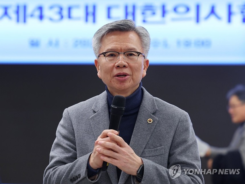 제43대 대한의사협회장엔 김택우 후보 (서울=연합뉴스) 김도훈 기자 = 제43대 대한의사협회장에 당선된 김택우 전국광역시도의사협의회장이 8일 오후 서울 용산구 대한의사협회에서 당선 소감을 밝히고 있다.     김택우