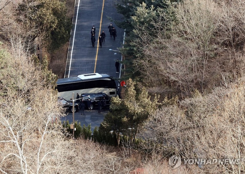 차량 막힌 관저 경내 도로 (서울=연합뉴스) 김인철 기자 = 고위공직자범죄수사처가 윤석열 대통령의 체포영장 집행에 나선 3일 서울 용산구 한남동 대통령 관저 경내 도로를 대통령 경호 인원들이 차량으로 막고 있다. 2