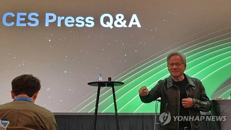 엔비디아 <b>젠슨 황</b> "새 게임용 그래픽에 <b>삼성 메모리</b>도 탑재"