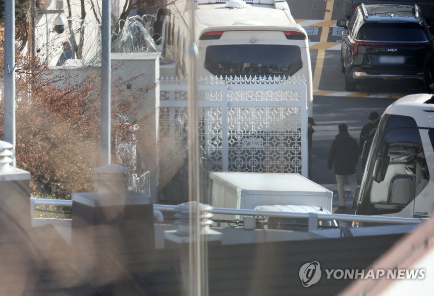 차량 통행 위해 열린 대통령 관저 정문 (서울=연합뉴스) 황광모 기자 = 법원이 윤석열 대통령에 대한 체포영장을 재발부해 공조수사본부 차원의 영장 2차 집행 시도가 초읽기에 들어간 9일 오전 서울 용산구 한남동 대통